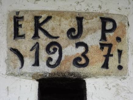 A pince bejárata fölött látható tábla, rajta évszámmal: 1937.