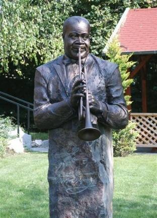 LOUIS ARMSTRONG szobra. A jazzmuzsika óriását középkorúként, trombitát fújva mintázta meg a művész.