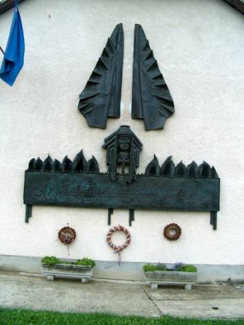 H�bor�k eml�km�ve - domborm� a polg�rmesteri hivatal fal�n