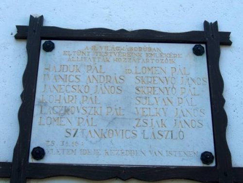 A II. vil�gh�bor� fakeretes eml�kt�bl�ja. Rajta v�sett bet�k, aranysz�n� fest�ssel.